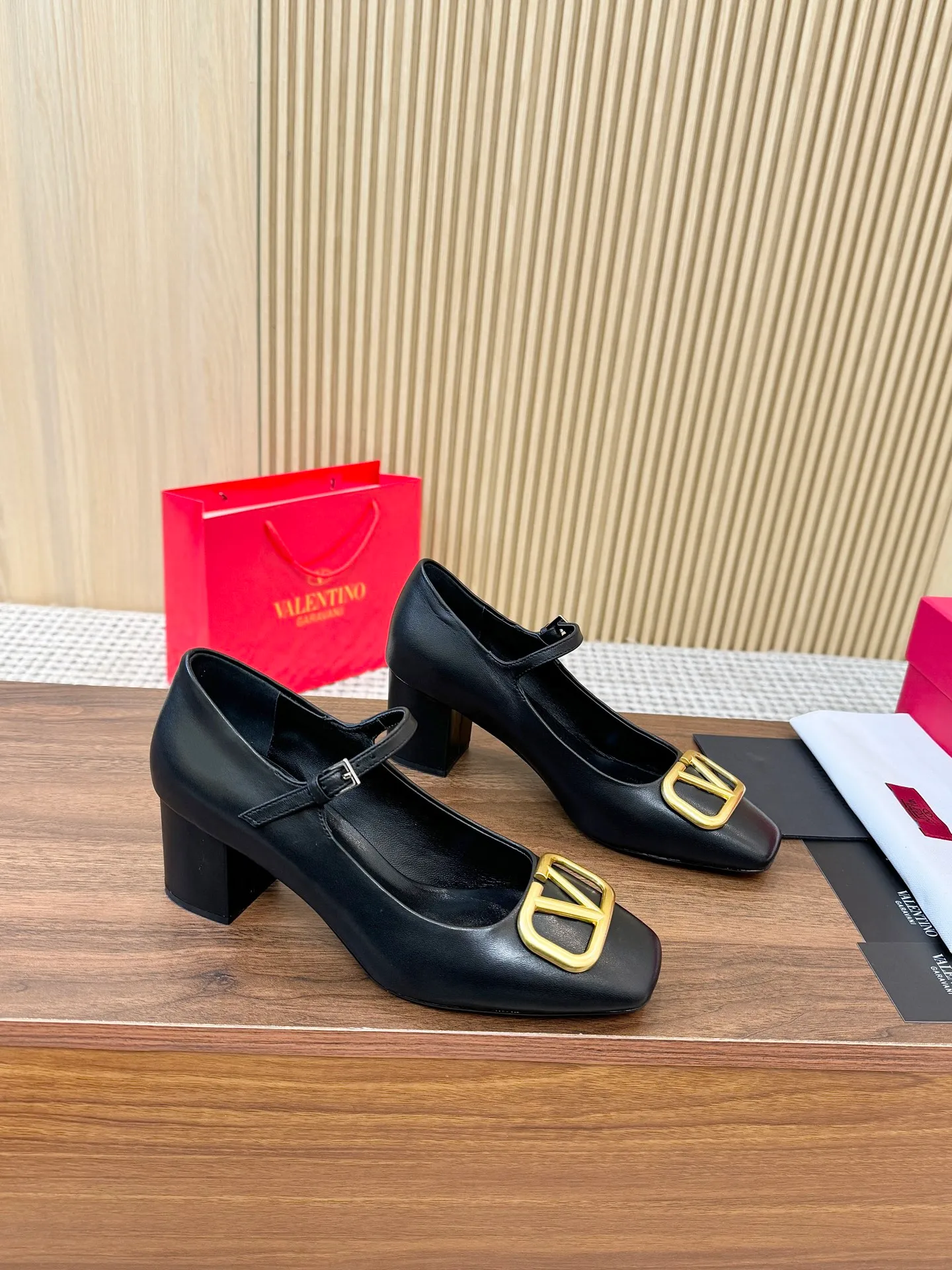 👟👟Ex-factory price 460👟👟 Genuine leather sole + 40 Valentino. Large v-buckle sandals ㊙️Latest series of counters Authentic grade version with perfect details. Authentic products are made one to one. All details are consistent with genuine ones. The upper foot is very pedicure type. The key point is that it is very good and easy to control. It does not grind the feet and does not tire the feet. Walking artifact, exclusive mold opening. The highest version on the market. Fabric: imported mixed sheepskin, lining and foot pads are all sheepskin. Code number (34 to 42) Customized sizes 34 and 42 are non-returnable and non-exchangeable. Heel height: 7.5CM. Rubber sole, leather sole +40